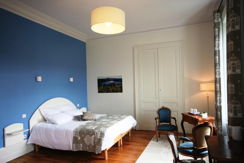 Le Clos Des Noyers Combronde Zimmer foto